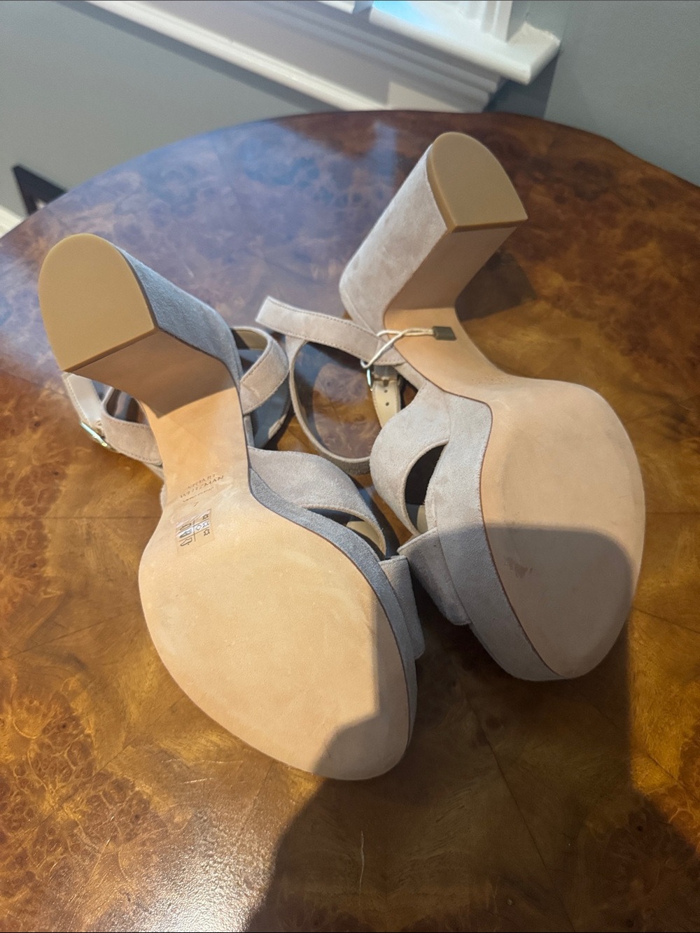 Stuart Weitzman - Picture 5 of 7